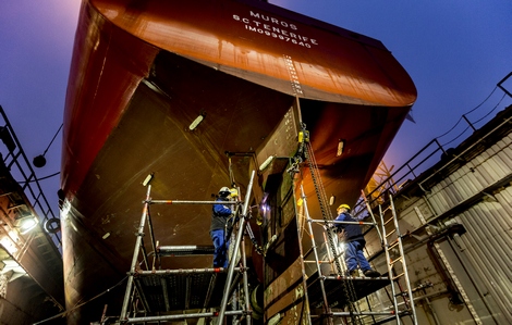 Damen-Shiprepair-van-Brink-repairs-a-ship